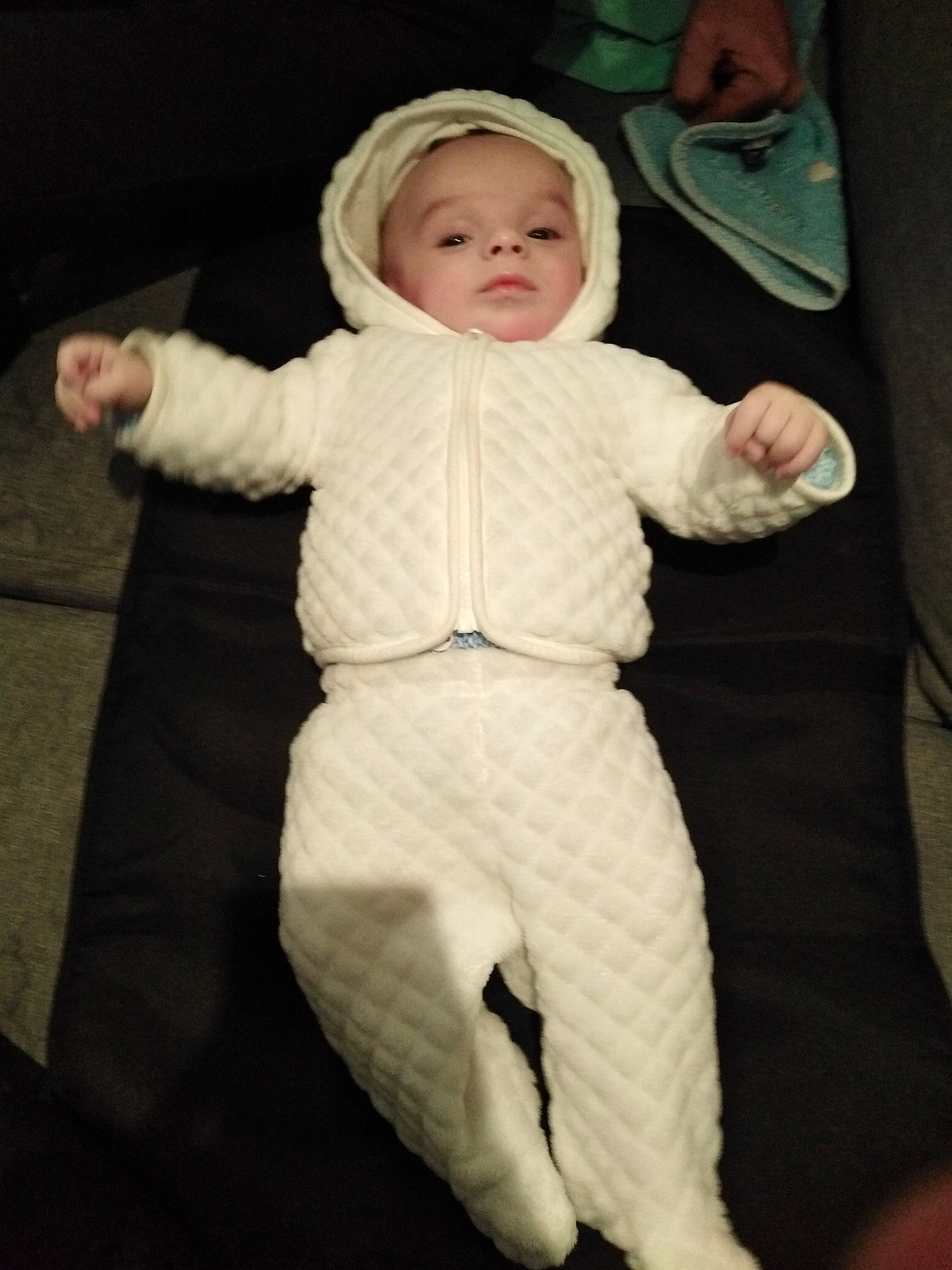 Dimelo a rejoint le concours — aidez-le/la à gagner de superbes lots ! child, costume, finger, fun, fur, girl, hand, human, infant, joint, leg, material, outerwear, person, product, sitting, skin, smile, standing, textile