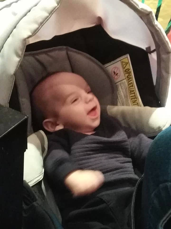 Lymeo participe au concours pour gagner de l'argent avec cette photo : car_seat, child, day, ear, forehead, head, infant, mouth, nap, person, product, sleep, toddler