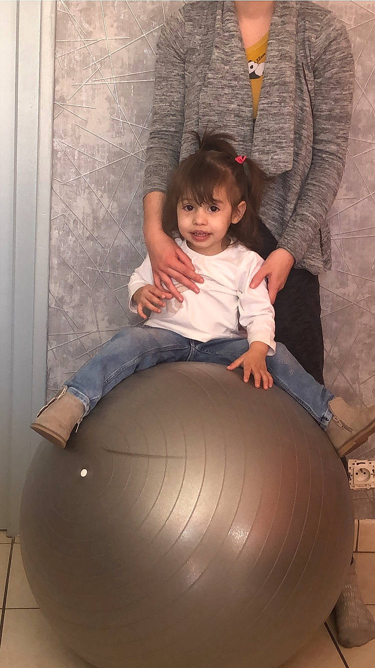 Élya participe au concours pour gagner de l'argent avec cette photo : ball, child, furniture, person, sitting, swiss_ball