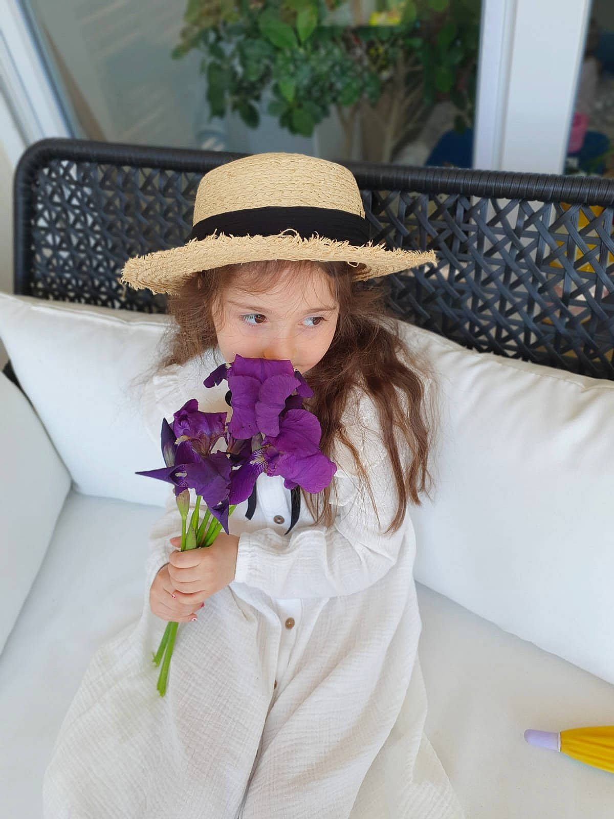 Safia participe au concours pour gagner de l'argent avec cette photo : clothing, cool, face, facial_expression, fashion_design, fedora, flower, flower_arranging, hair, hairstyle, happy, hat, head, headgear, iris, person, petal, plant, shoulder, sun_hat