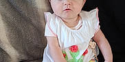 Amalya Jeanvrain a rejoint le concours — aidez-le/la à gagner de superbes lots ! adorable, baby, blanket, cactus_design, casual, child, colorful_clothing, comfortable, cozy, cute, floral_pattern, happy, indoors, infant, portrait, sitting, small_hands, smiling_face, soft_texture, young