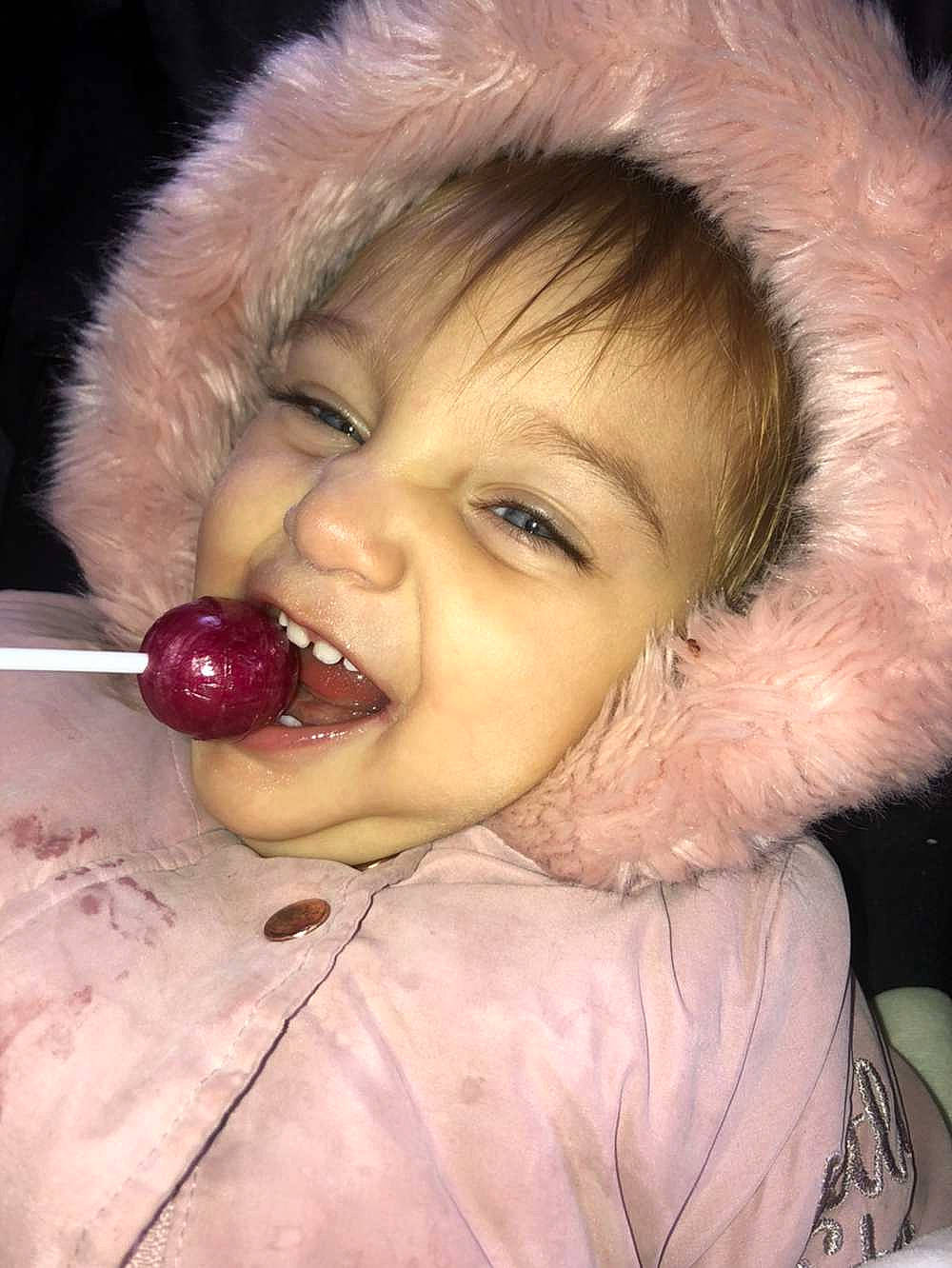 Rukaya a rejoint le concours — aidez-le/la à gagner de superbes lots ! cheek, child, close_up, eye, face, facial_expression, food, fruit, head, lip, mouth, nose, organ, person, plant, skin, smile, toddler, tongue, tooth