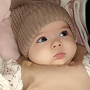 Liza a rejoint le concours — aidez-le/la à gagner de superbes lots ! baby, infant, child, hat, knit_hat, pom_pom, blanket, pacifier, clothing, beige, cute, face, portrait, close_up, warm, soft, indoor, newborn, expression, hands