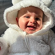 Léa participe au concours pour gagner de l'argent avec cette photo : baby, child, smile, hoodie, white, fluffy, cute, face, portrait, happy, indoors, cozy, apparel, infant, warm, soft, closeup, person, cute_outfit, adorable