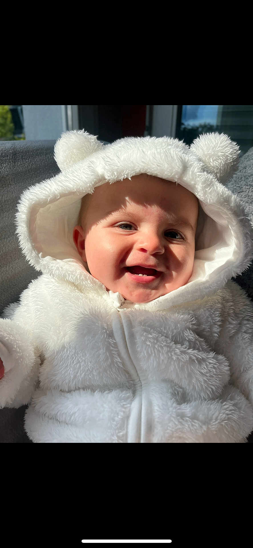 Léa participe au concours pour gagner de l'argent avec cette photo : baby, child, smile, hoodie, white, fluffy, cute, face, portrait, happy, indoors, cozy, apparel, infant, warm, soft, closeup, person, cute_outfit, adorable