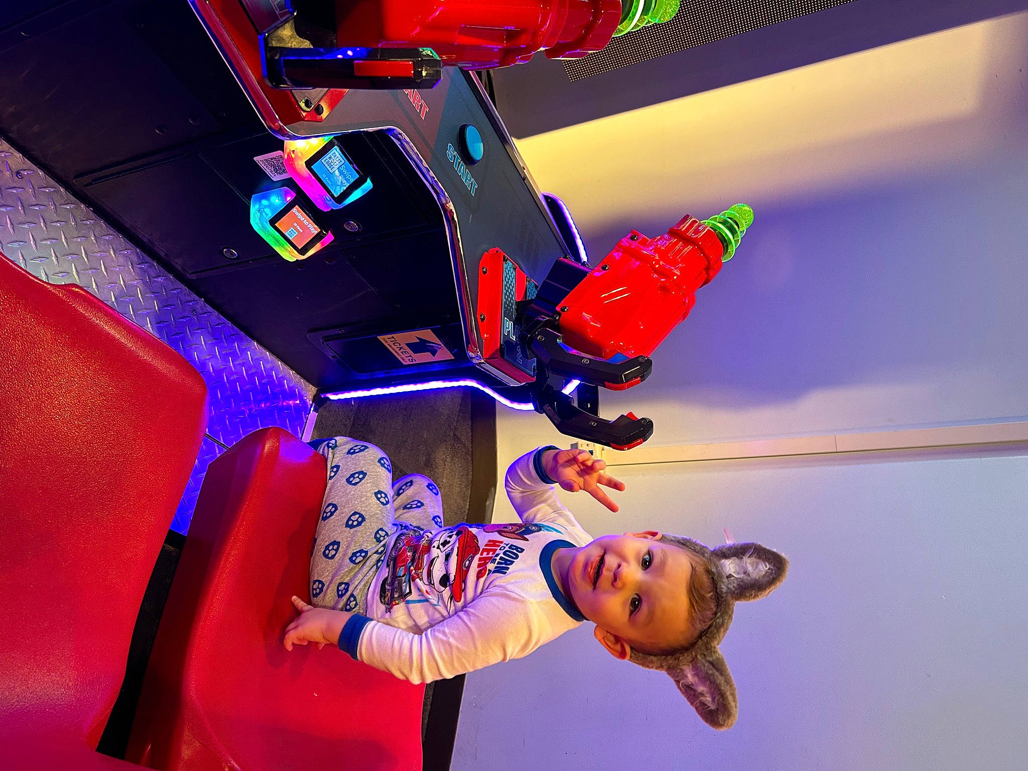 Adarien is registered to the contest to win money with this photo: carmine, electric_blue, entertainment, event, fictional_character, fun, games, leisure, machine, magenta, performance, performing_arts, person, plant, purple, recreation, room, tree, visual_effect_lighting