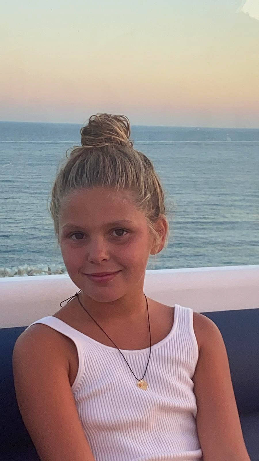 Sheyrel a rejoint le concours — aidez-le/la à gagner de superbes lots ! beauty, bun, chignon, chin, flash_photography, fun, hair, hairstyle, happy, horizon, jewellery, joy, leisure, neck, person, photograph, sky, smile, summer, sunlight