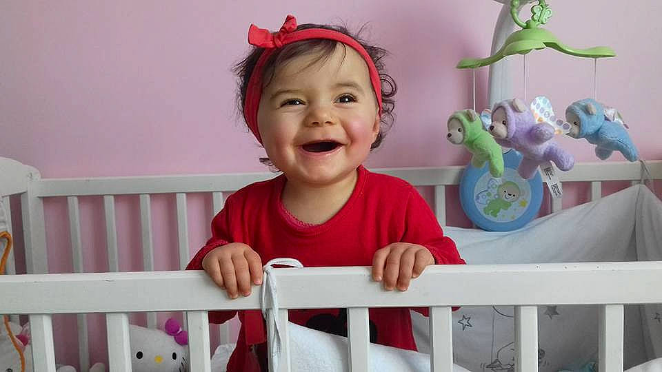 Oceane a rejoint le concours — aidez-le/la à gagner de superbes lots ! baby_products, bed, child, facial_expression, furniture, girl, infant, infant_bed, organ, person, play, product, red, room, smile, toddler