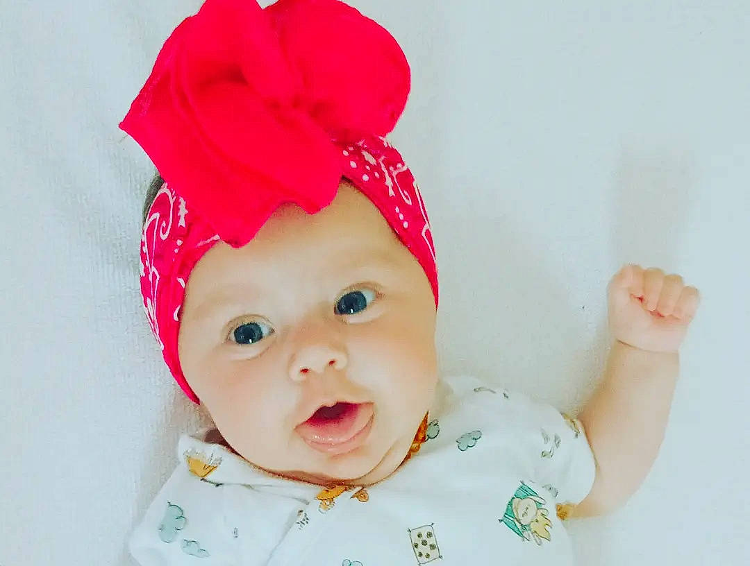 Mia participe au concours pour gagner de l'argent avec cette photo : baby, baby_toddler_clothing, cap, cheek, collar, costume_hat, face, fashion_accessory, fun, hair_accessory, happy, headgear, headpiece, lip, magenta, person, pink, sleeve, smile, toddler