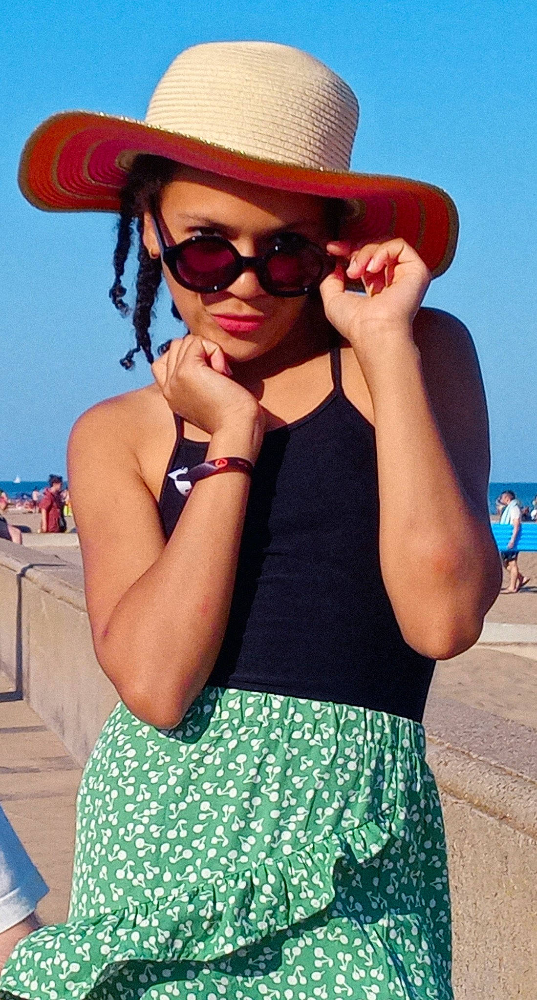 Elisa participe au concours pour gagner de l'argent avec cette photo : arm, black, blue, eyewear, fashion, fedora, flash_photography, gesture, glasses, goggles, hairstyle, hat, lip, neck, person, photograph, sun_hat, sunglasses, travel, vision_care