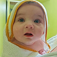 Andreas a rejoint le concours — aidez-le/la à gagner de superbes lots ! baby, towel, face, blue_eyes, curious, skin, infant, portrait, child, wrapped, expression, indoor, person, head, pink_skin, cute, newborn, soft, closeup, blanket