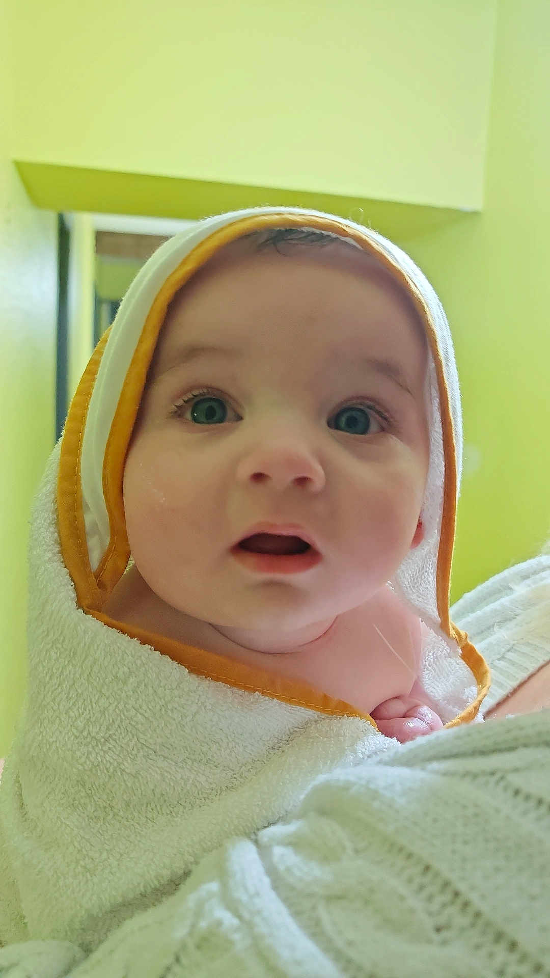 Andreas a rejoint le concours — aidez-le/la à gagner de superbes lots ! baby, towel, face, blue_eyes, curious, skin, infant, portrait, child, wrapped, expression, indoor, person, head, pink_skin, cute, newborn, soft, closeup, blanket