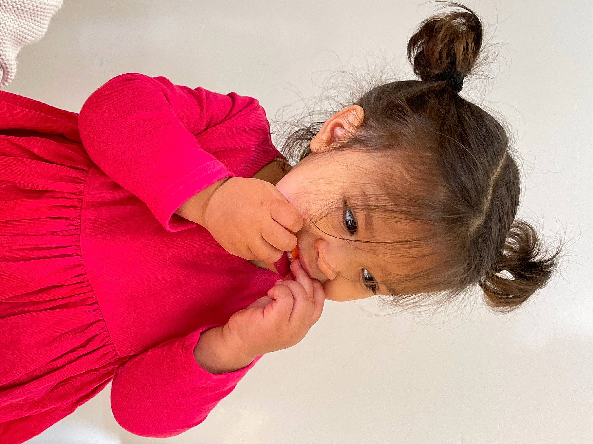 Camélia participe au concours pour gagner de l'argent avec cette photo : arm, baby_toddler_clothing, clothing, comfort, ear, elbow, eyelash, finger, gesture, hand, happy, head, human_body, lip, neck, person, pink, skin, sleeve, smile