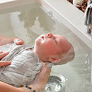Pierre-Marie participe au concours pour gagner de l'argent avec cette photo : adult_hand, baby, bath, bathtub, christmas, closeup, decorations, face, faucet, hands, holiday, infant, peaceful, person, pinecone, relaxation, skin, sleeping, swaddle, water