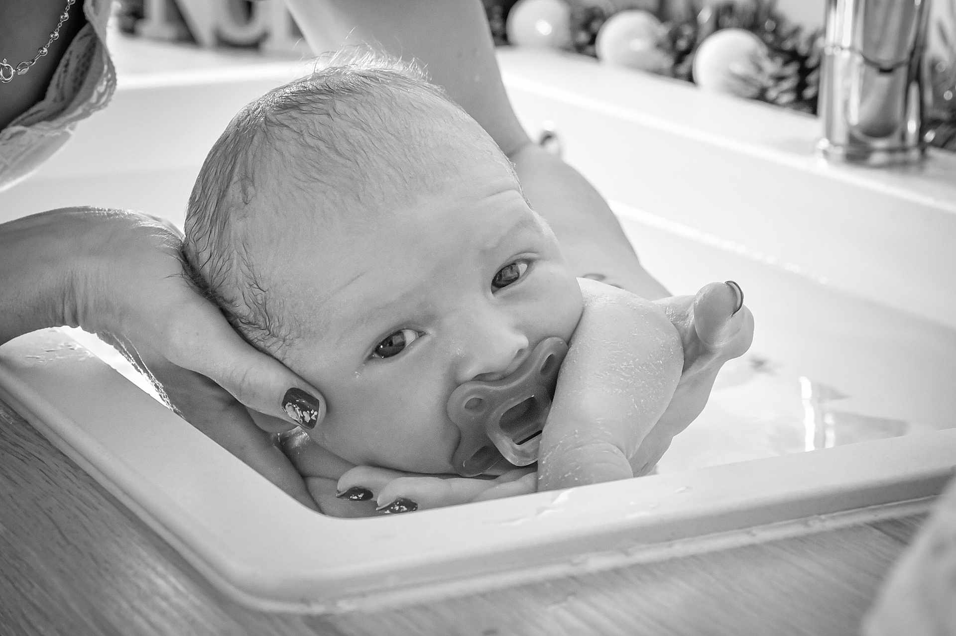 Pierre-Marie a rejoint le concours — aidez-le/la à gagner de superbes lots ! baby, infant, pacifier, sink, bath, hands, water, black_and_white, newborn, portrait, close_up, skin, expression, nail_polish, support, relaxation, domestic, care, quiet, tenderness