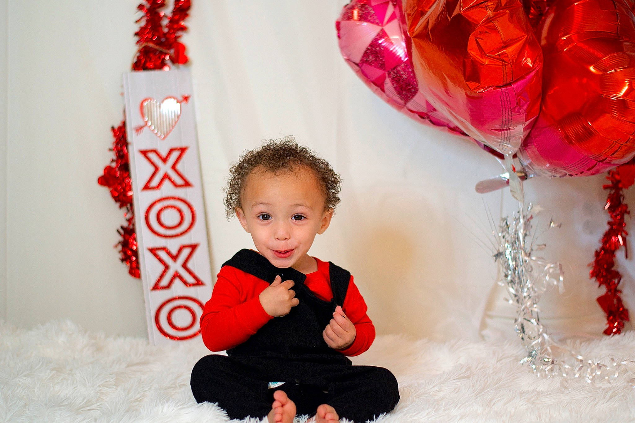 Dj is registered to the contest to win money with this photo: baby, baby_toddler_clothing, child, christmas, christmas_decoration, christmas_ornament, event, face, font, fun, happy, organ, ornament, party_supply, person, pink, red, sleeve, textile, toddler