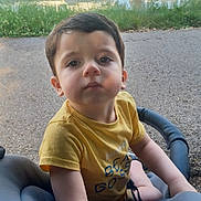 Naël a rejoint le concours — aidez-le/la à gagner de superbes lots ! boat, casual, child, curious, daytime, grass, nature, outdoor, park, path, person, portrait, relaxing, river, stroller, summer, toddler, water, yellow_tshirt, young_child