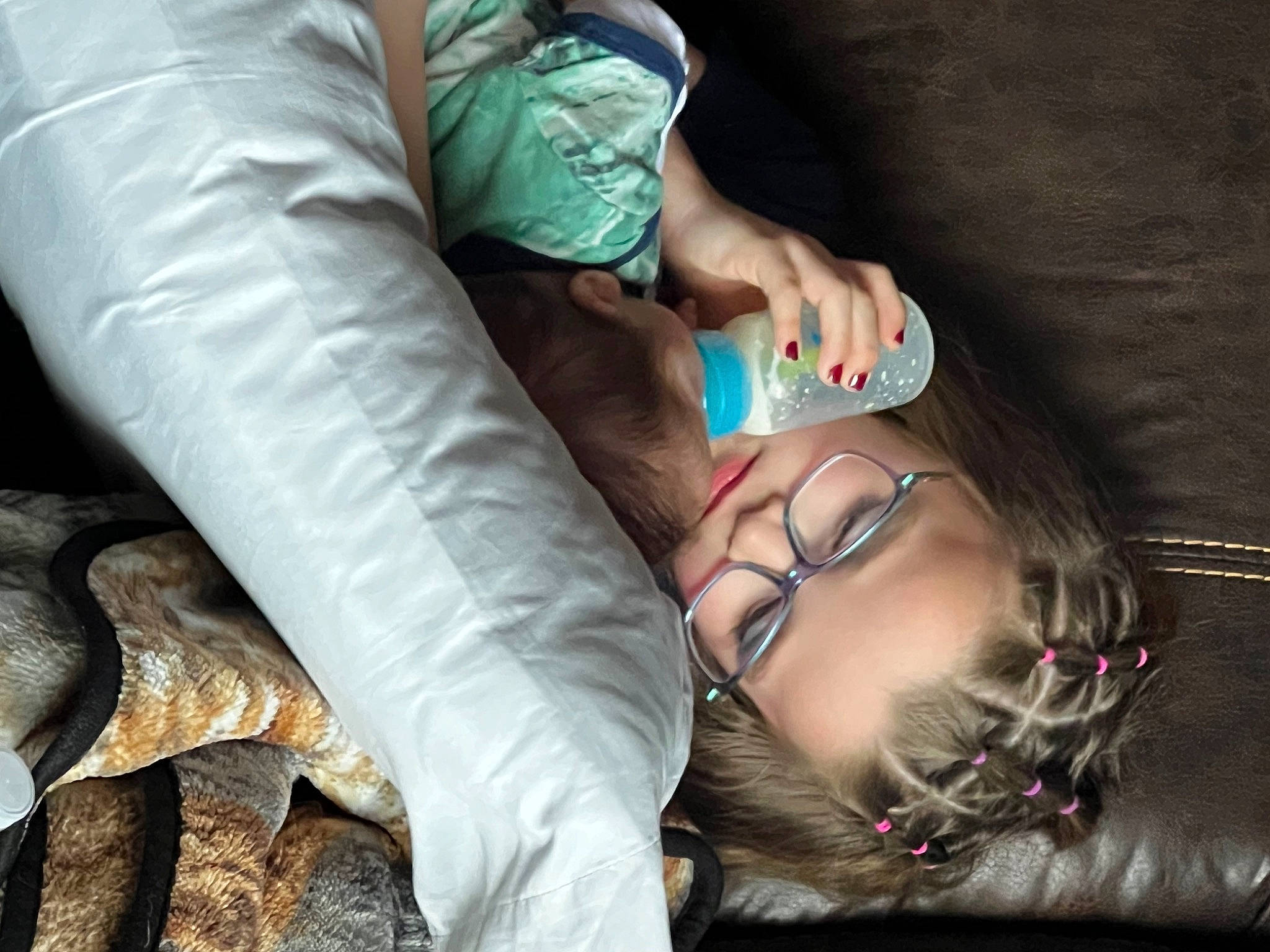 Lucille is registered to the contest to win money with this photo: blond, comfort, cool, eyelash, eyewear, finger, glasses, happy, human_body, human_leg, knee, leg, long_hair, mouth, person, smile, textile, thigh, tree, vertebrate