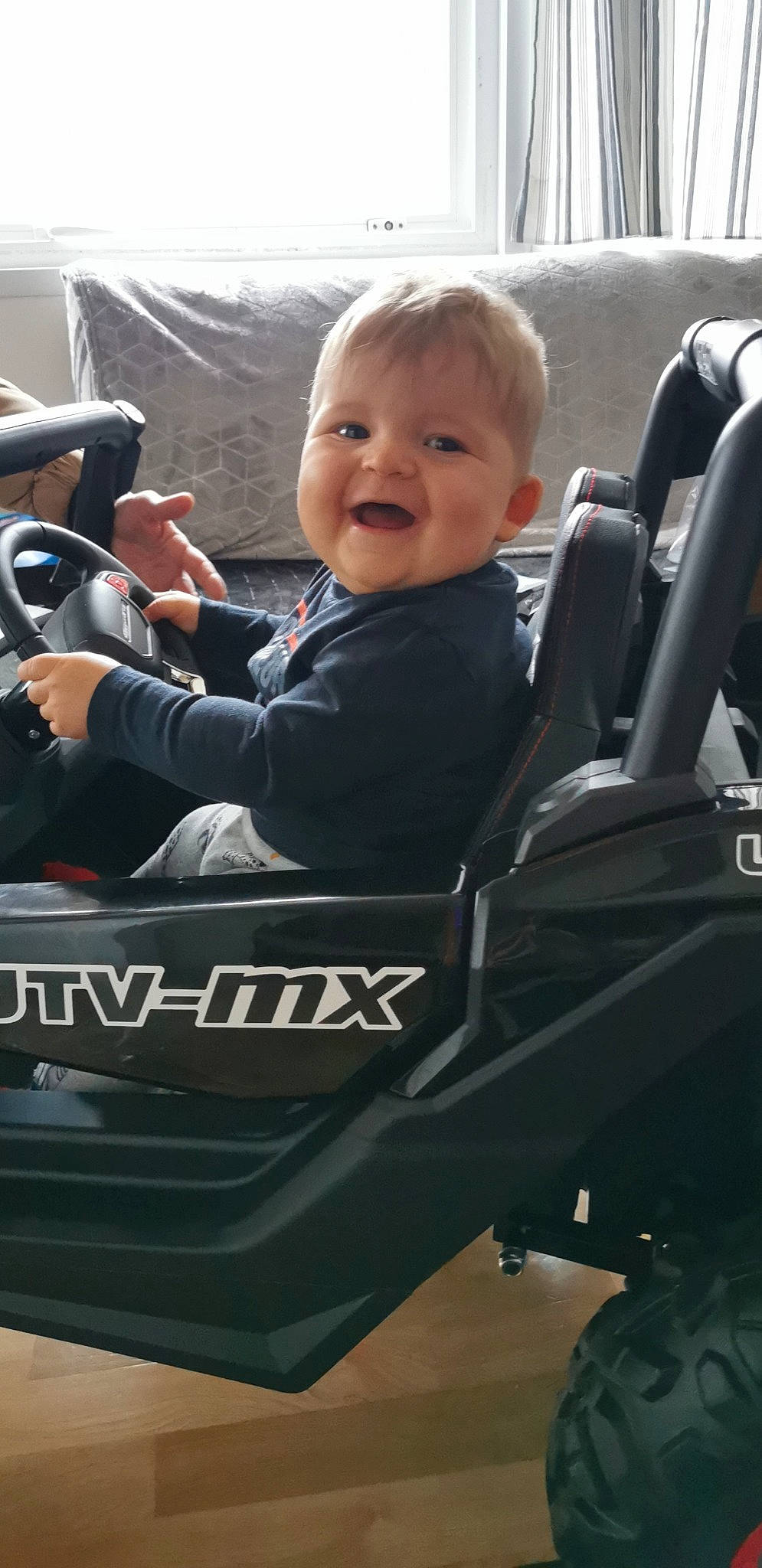 Denzo a rejoint le concours — aidez-le/la à gagner de superbes lots ! auto_part, automotive_design, automotive_exterior, automotive_tire, automotive_wheel_system, baby, baby_carriage, baby_products, car_seat, child, fun, happy, lap, motor_vehicle, person, smile, steering_wheel, toddler, vehicle, window