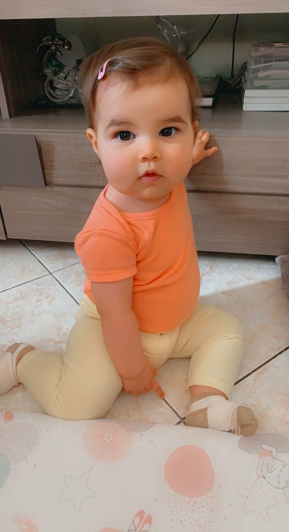 Inna participe au concours pour gagner de l'argent avec cette photo : abdomen, arm, baby, baby_toddler_clothing, cheek, chin, eye, face, floor, flooring, hair, head, knee, mouth, neck, person, shoulder, skin, sleeve, thigh