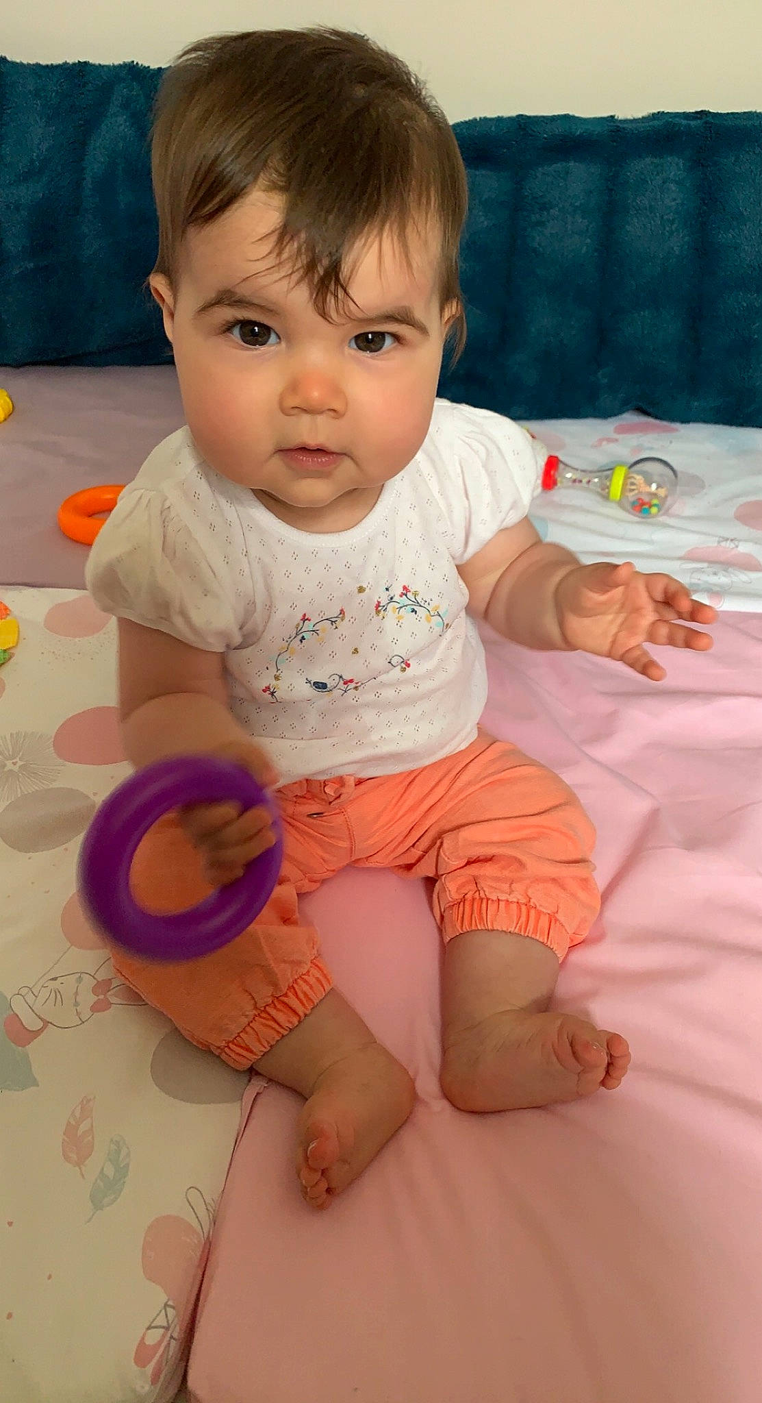 Inna participe au concours pour gagner de l'argent avec cette photo : arm, baby, baby_toddler_clothing, cheek, face, facial_expression, finger, hairstyle, iris, joint, lip, mouth, nose, person, pink, product, skin, sleeve, standing, textile