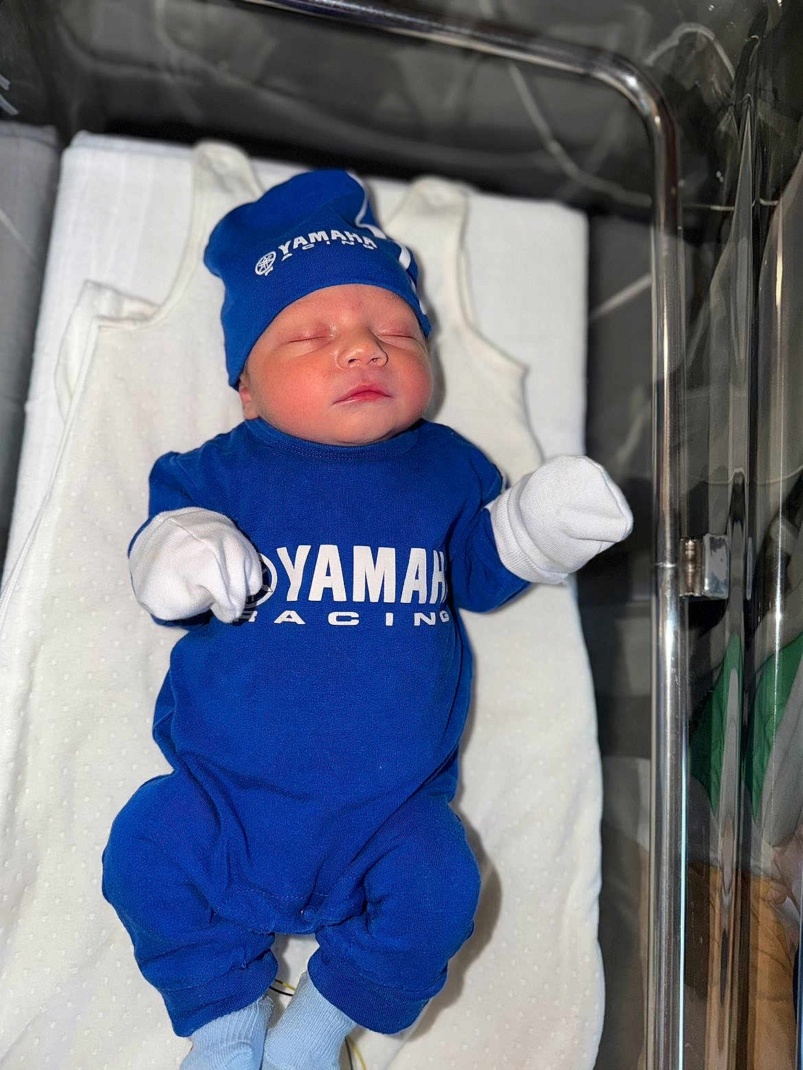 Lino a rejoint le concours — aidez-le/la à gagner de superbes lots ! newborn, baby, sleeping, blue_clothing, hat, mittens, socks, bassinet, hospital, blanket, soft_lighting, infant, cute, portrait, babywear, resting, child, person, young, indoors