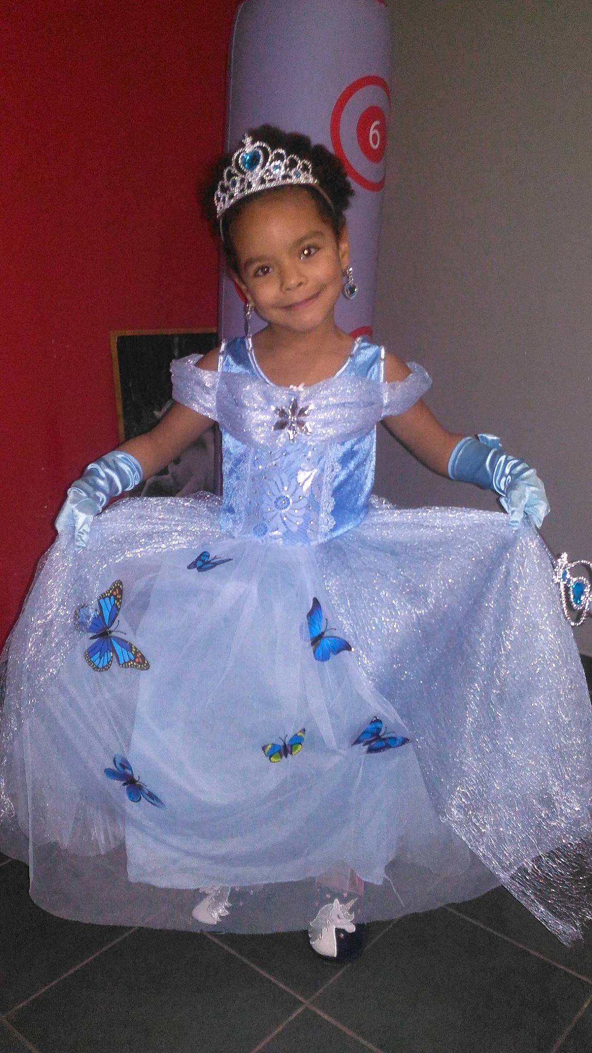 Léanne participe au concours pour gagner de l'argent avec cette photo : bridal_accessory, bridal_clothing, child, dress, electric_blue, entertainment, event, fashion_design, flash_photography, formal_wear, fun, gown, hair_accessory, happy, haute_couture, headgear, headpiece, joy, performing_arts, person