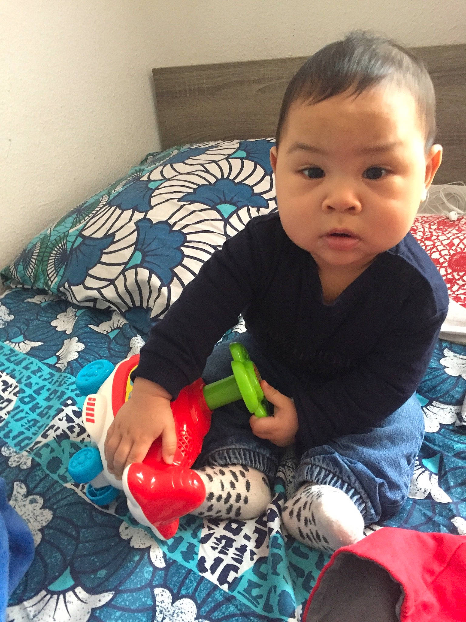 Nathan a rejoint le concours — aidez-le/la à gagner de superbes lots ! baby, baby_toddler_clothing, child, comfort, couch, fun, happy, head, holiday, human_leg, iris, lap, linens, person, room, sitting, skin, sock, textile, toddler