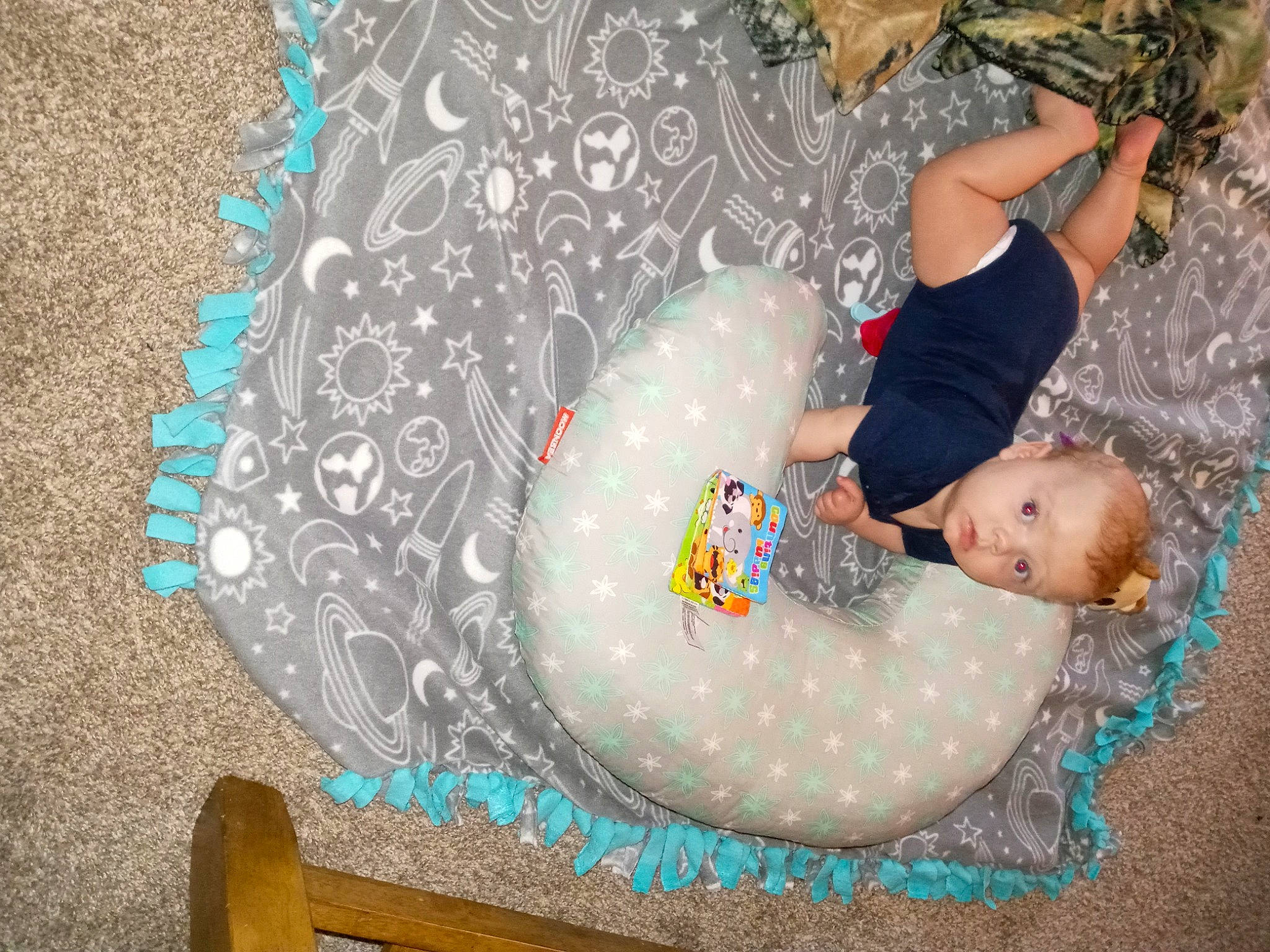 Simon is registered to the contest to win money with this photo: baby, baby_products, baby_toddler_clothing, baby_toys, child, circle, climbing, comfort, fun, grass, leisure, pattern, person, play, recreation, room, shorts, sitting, sport_climbing, t_shirt