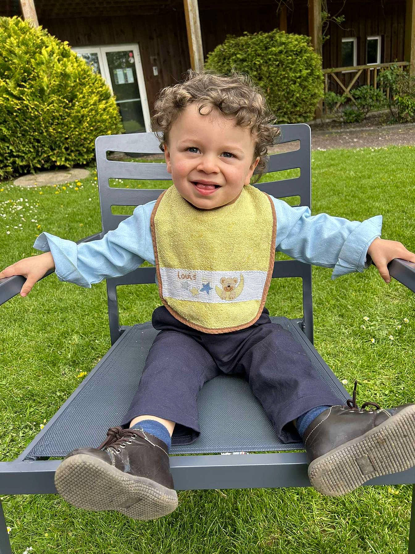 Louis participe au concours pour gagner de l'argent avec cette photo : baby_toddler_clothing, chair, child, fun, garden, grass, happy, joy, lawn, leisure, people_in_nature, person, plant, play, recreation, sitting, sleeve, smile, spring, summer