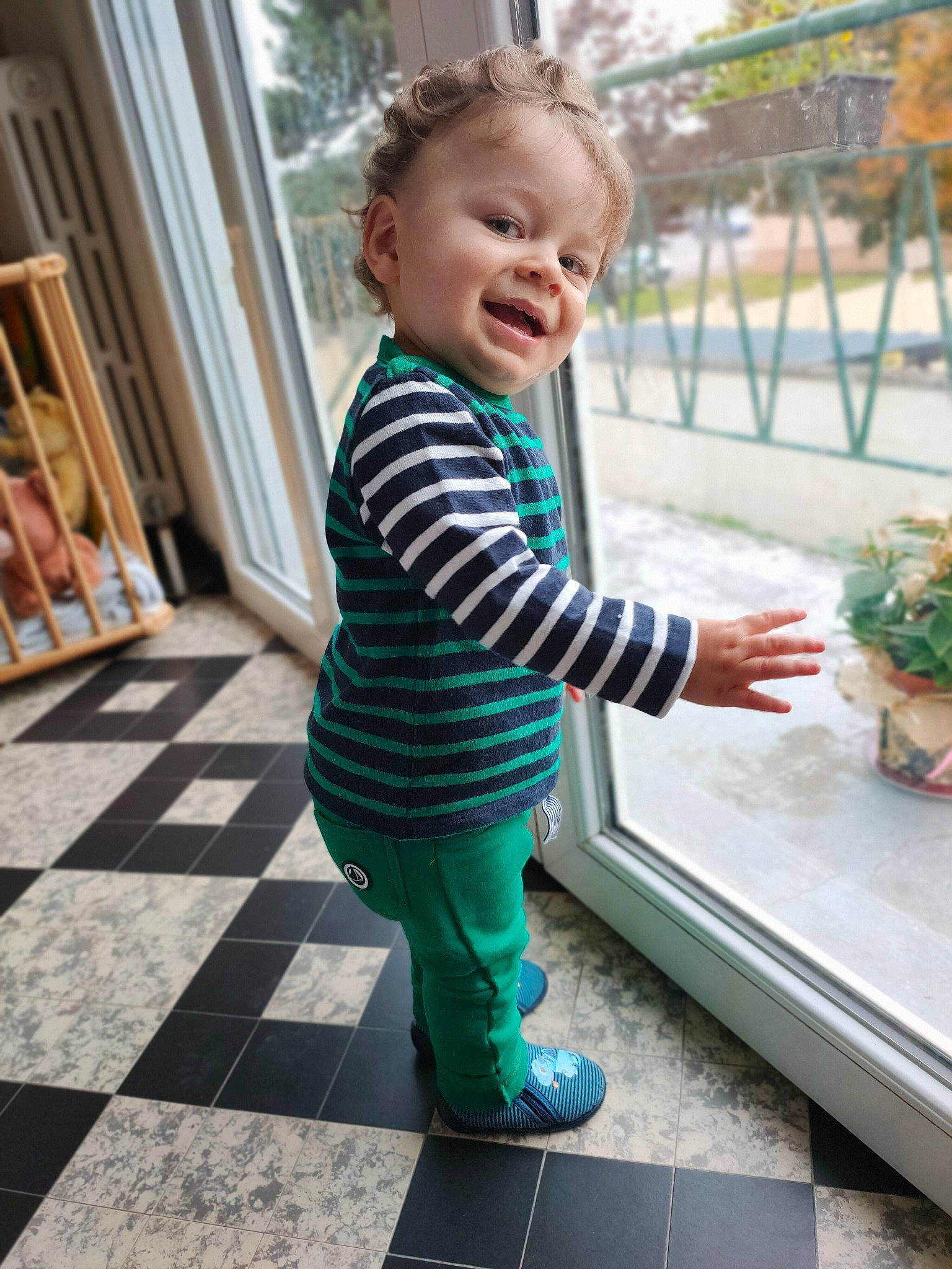 Louis a rejoint le concours — aidez-le/la à gagner de superbes lots ! baby, baby_toddler_clothing, child, flooring, flowerpot, fun, grass, hairstyle, happy, houseplant, human_leg, leisure, pattern, person, plant, sitting, sleeve, smile, t_shirt, toddler