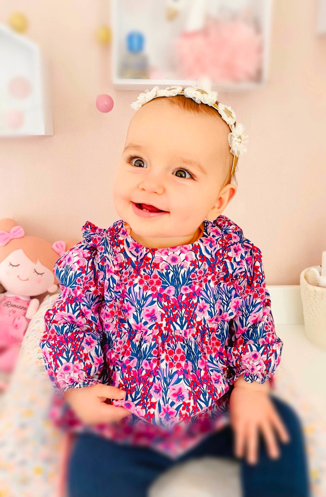Romane a rejoint le concours — aidez-le/la à gagner de superbes lots ! baby, baby_toddler_clothing, cheek, child, electric_blue, face, fun, happy, iris, joy, magenta, neck, pattern, person, pink, purple, skin, sleeve, smile, standing