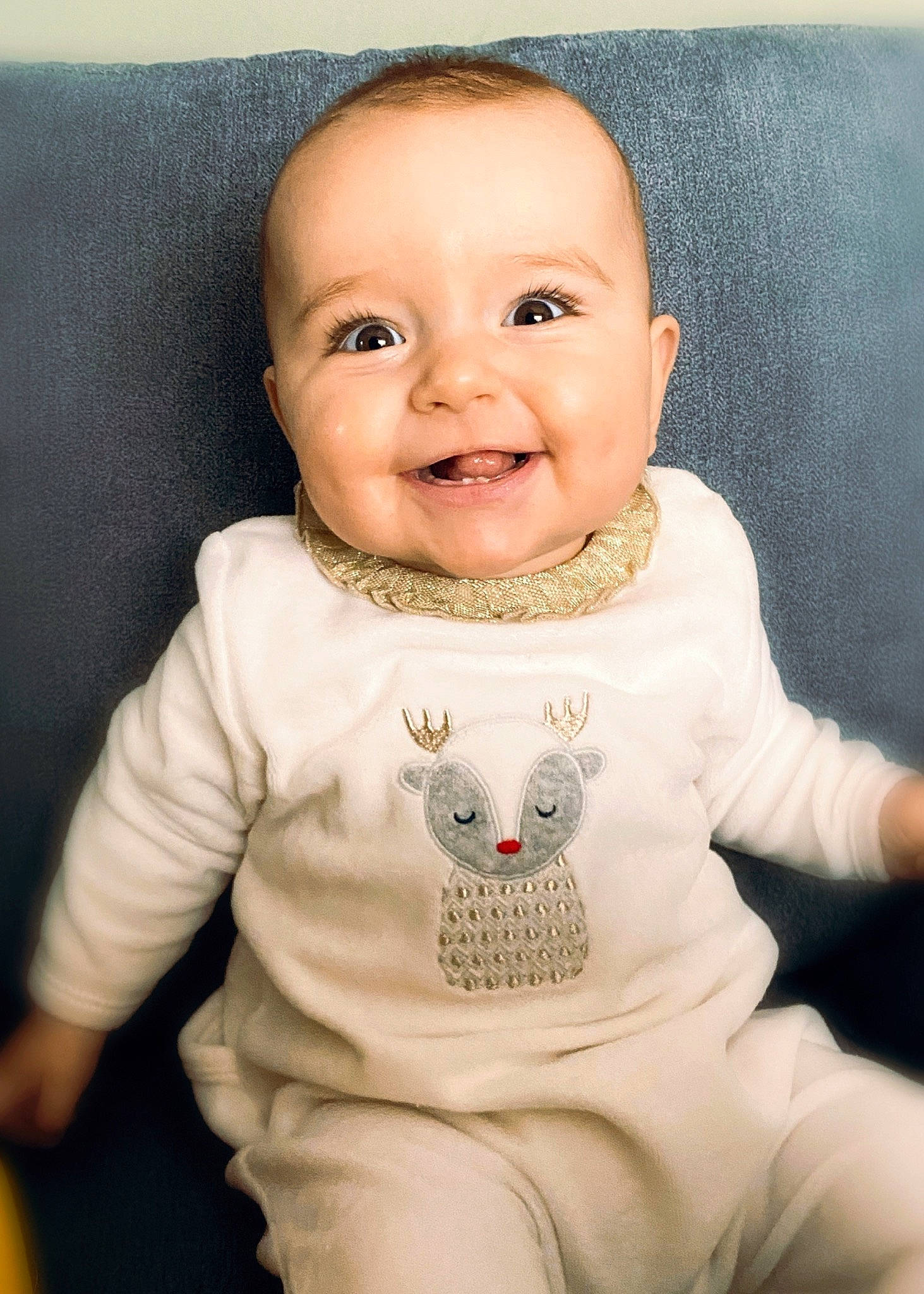 Romane a rejoint le concours — aidez-le/la à gagner de superbes lots ! arm, baby, baby_toddler_clothing, cheek, child, collar, eye, eyelash, happy, human_body, iris, joy, lip, neck, nose, pattern, person, sitting, skin, sleeve