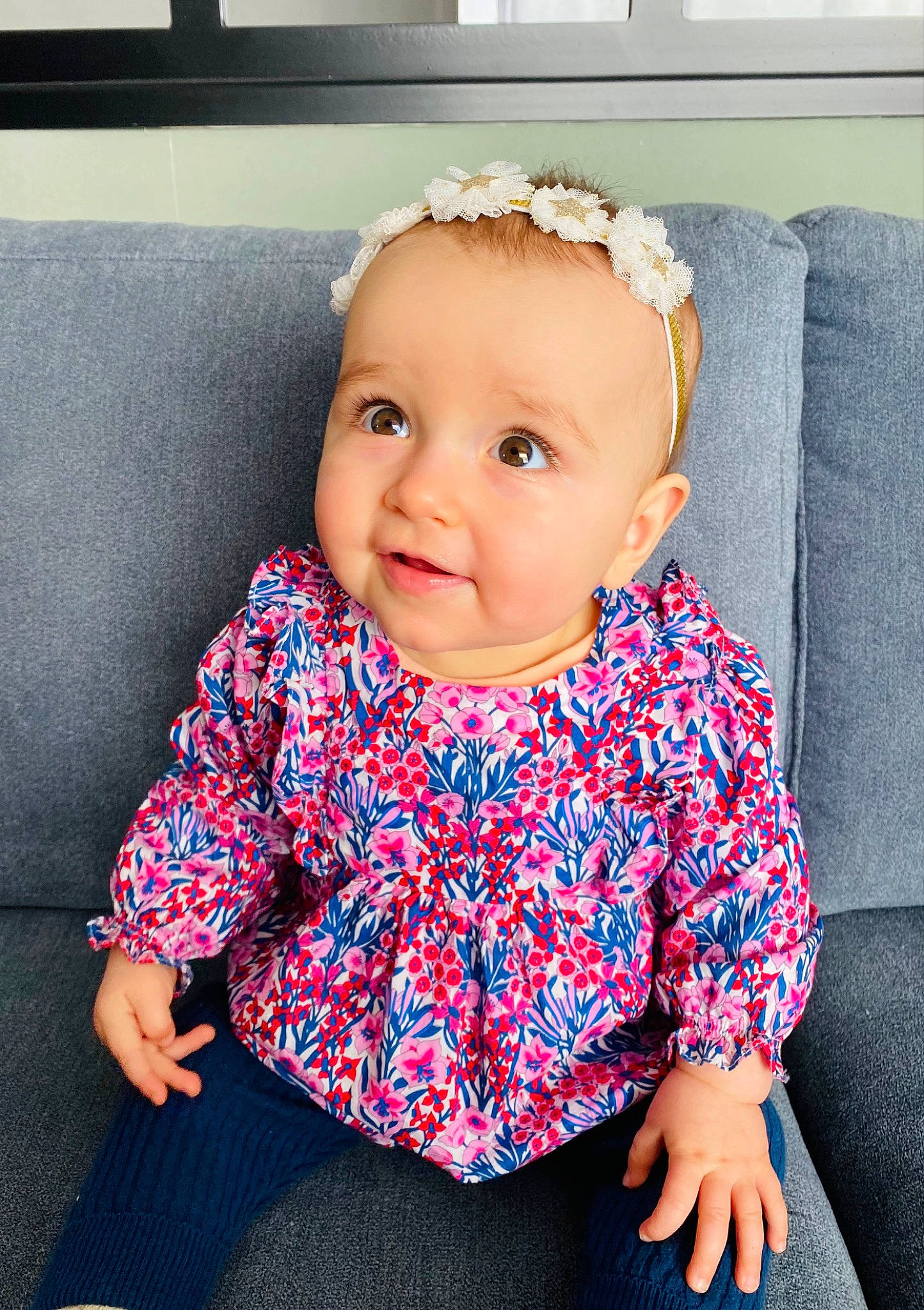 Romane a rejoint le concours — aidez-le/la à gagner de superbes lots ! baby, baby_toddler_clothing, cheek, chin, clothing, collar, dress, eye, flash_photography, happy, head, iris, person, pink, product, purple, skin, sleeve, smile, standing