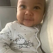 Ezia participe au concours pour gagner de l'argent avec cette photo : animal_print, baby, child, closeup, clothing, cute, expression, eyes, face, happy, head, indoor, infant, onesie, person, portrait, skin, smiling, soft_blanket, young