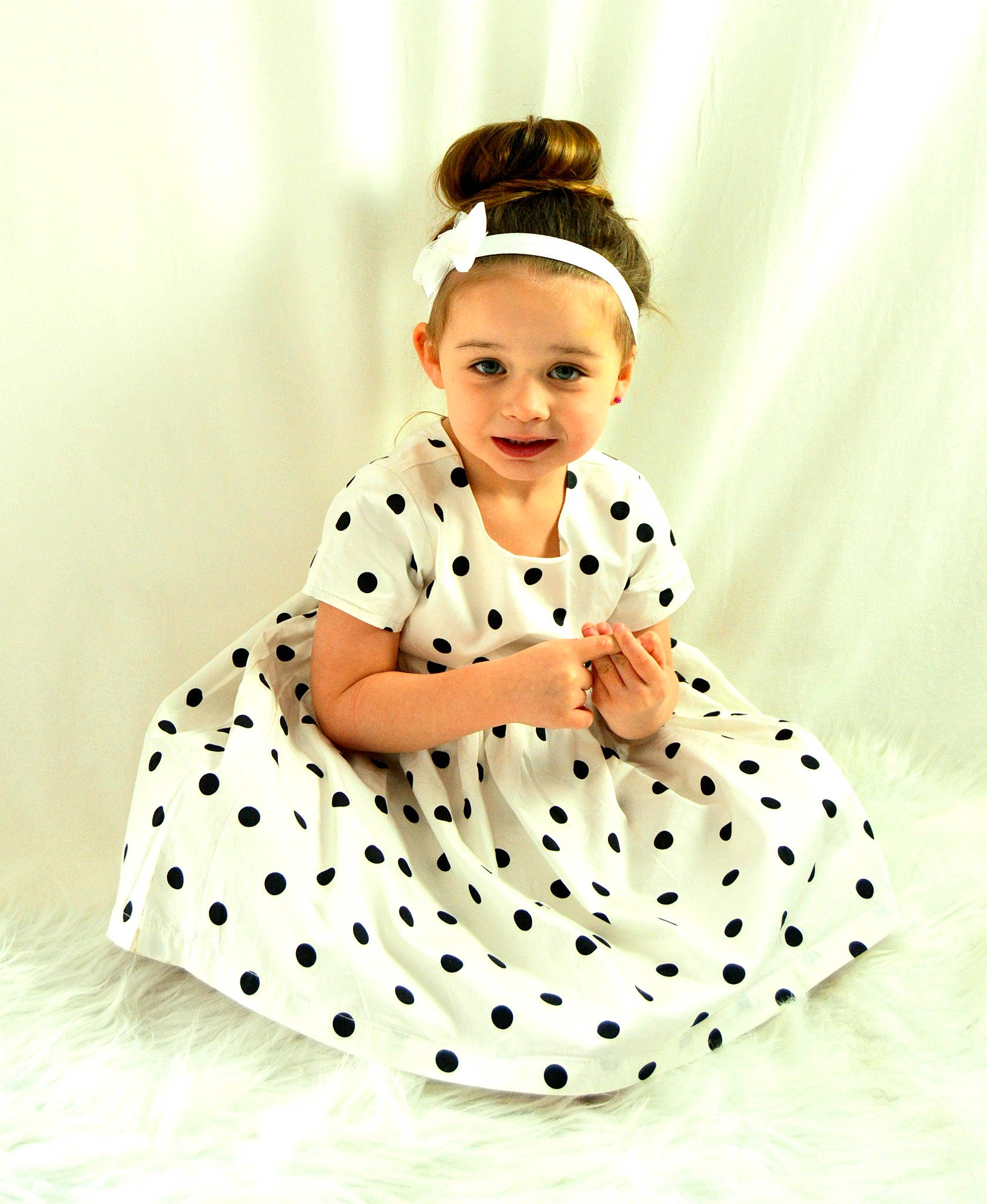 Sanaya a rejoint le concours — aidez-le/la à gagner de superbes lots ! baby_toddler_clothing, day_dress, dress, entertainment, event, face, fashion_accessory, flash_photography, happy, headband, headpiece, one_piece_garment, pattern, person, product, sitting, sleeve, smile, textile, toddler