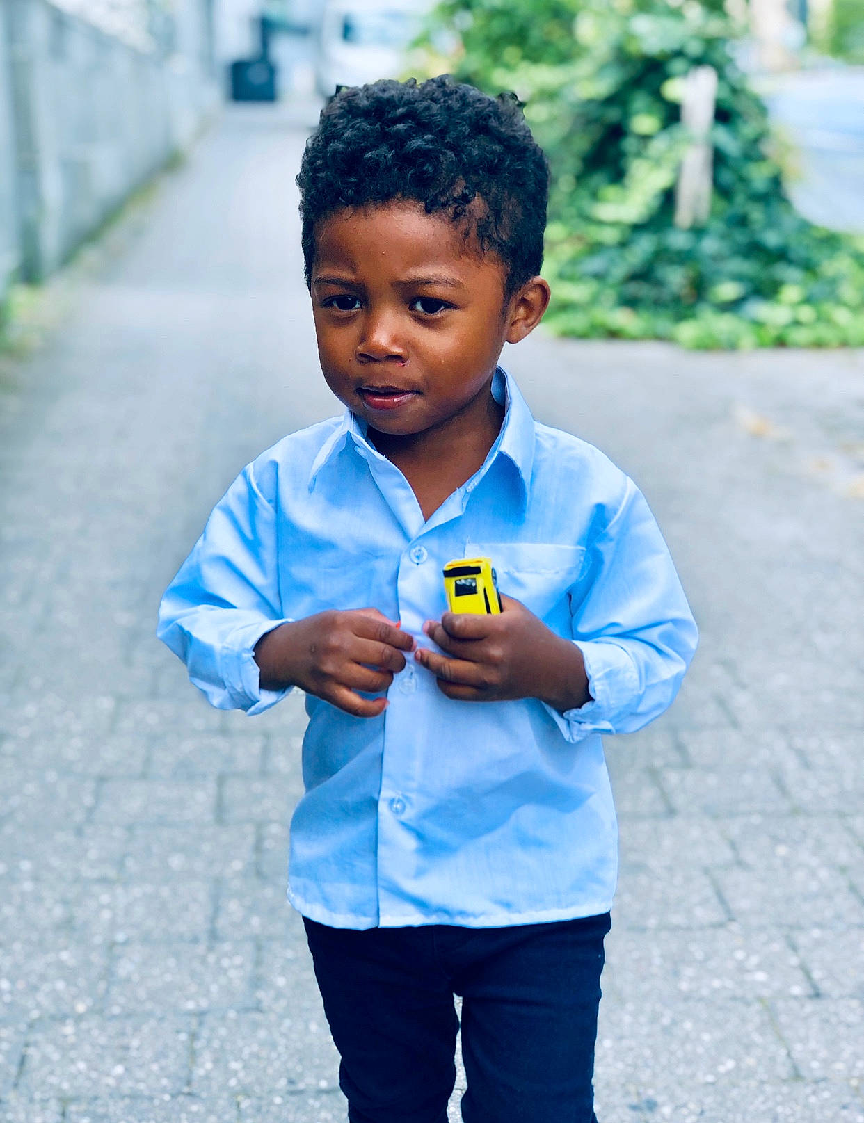 Ulysse a rejoint le concours — aidez-le/la à gagner de superbes lots ! asphalt, azure, blue, child, electric_blue, event, fun, hairstyle, happy, leisure, person, plant, recreation, road, sleeve, smile, street, t_shirt, toddler, tree