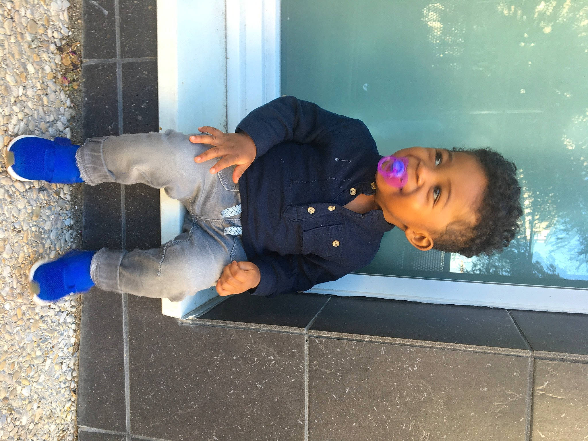 Ulysse a rejoint le concours — aidez-le/la à gagner de superbes lots ! blue, child, denim, electric_blue, fun, human_leg, leisure, person, sitting, smile, toddler, tree, walking_shoe, water