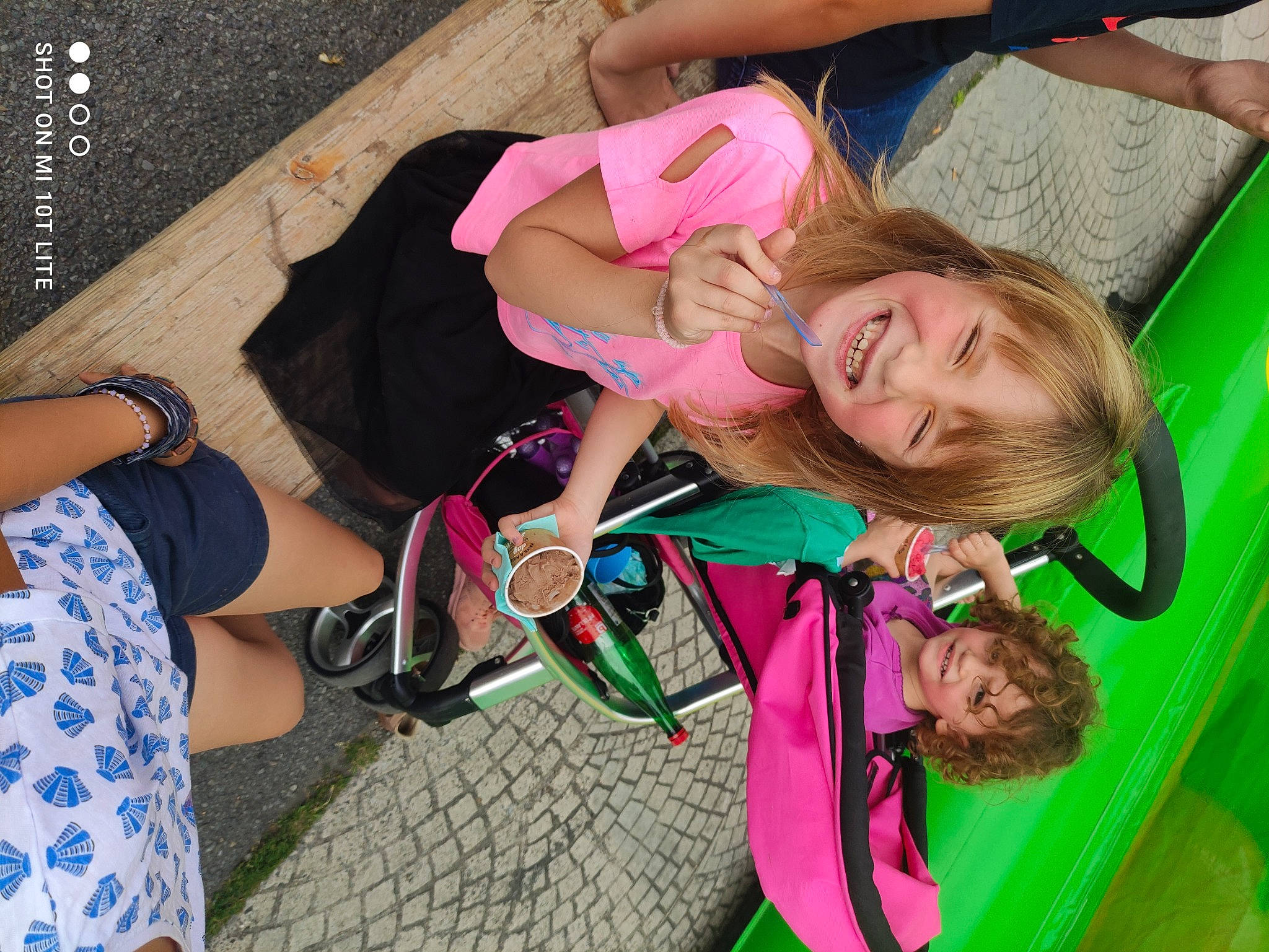 Adrianna a rejoint le concours — aidez-le/la à gagner de superbes lots ! child, event, eyewear, fun, grass, green, happy, human_leg, joy, leisure, magenta, person, pink, play, recreation, smile, street_fashion, summer, thigh, toddler