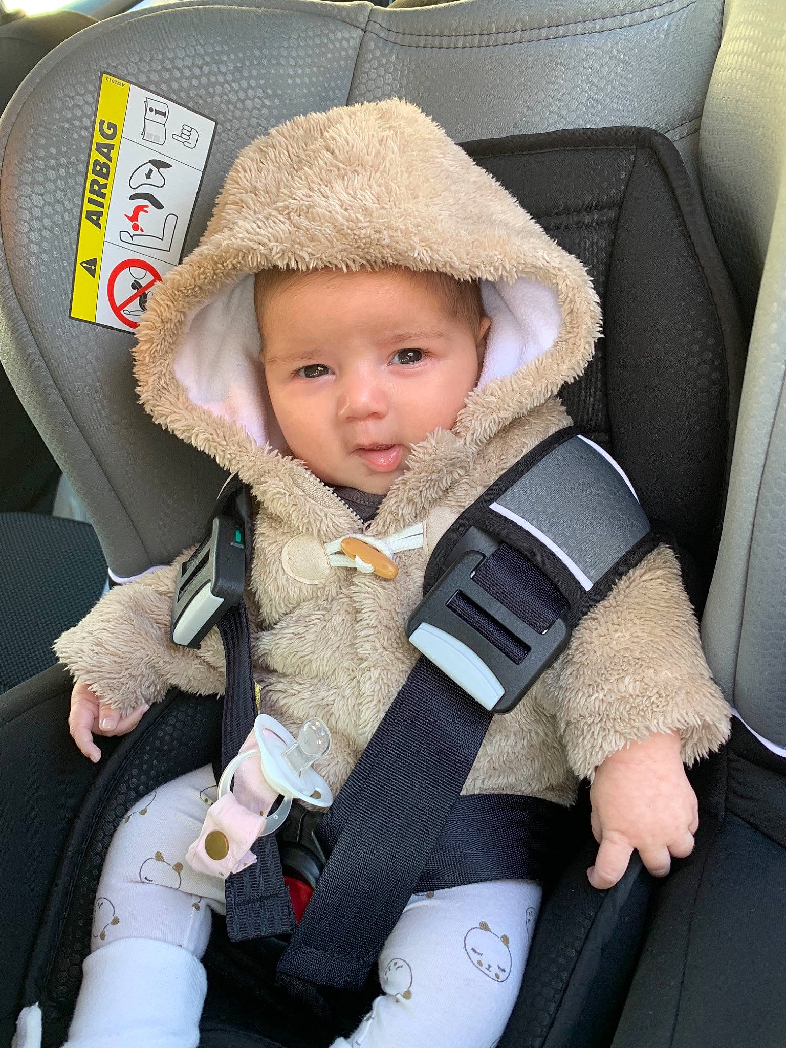 Sofía participe au concours pour gagner de l'argent avec cette photo : auto_part, baby, baby_carriage, baby_in_car_seat, baby_products, car_seat, car_seat_cover, child, person, product, seat_belt, toddler