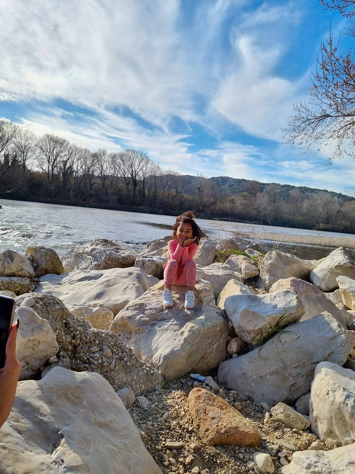 Isadora a rejoint le concours — aidez-le/la à gagner de superbes lots ! bank, bedrock, cloud, coast, fun, happy, hill, horizon, joy, landscape, leisure, mammal, mountainous_landforms, person, recreation, shore, sky, toddler, travel, tree