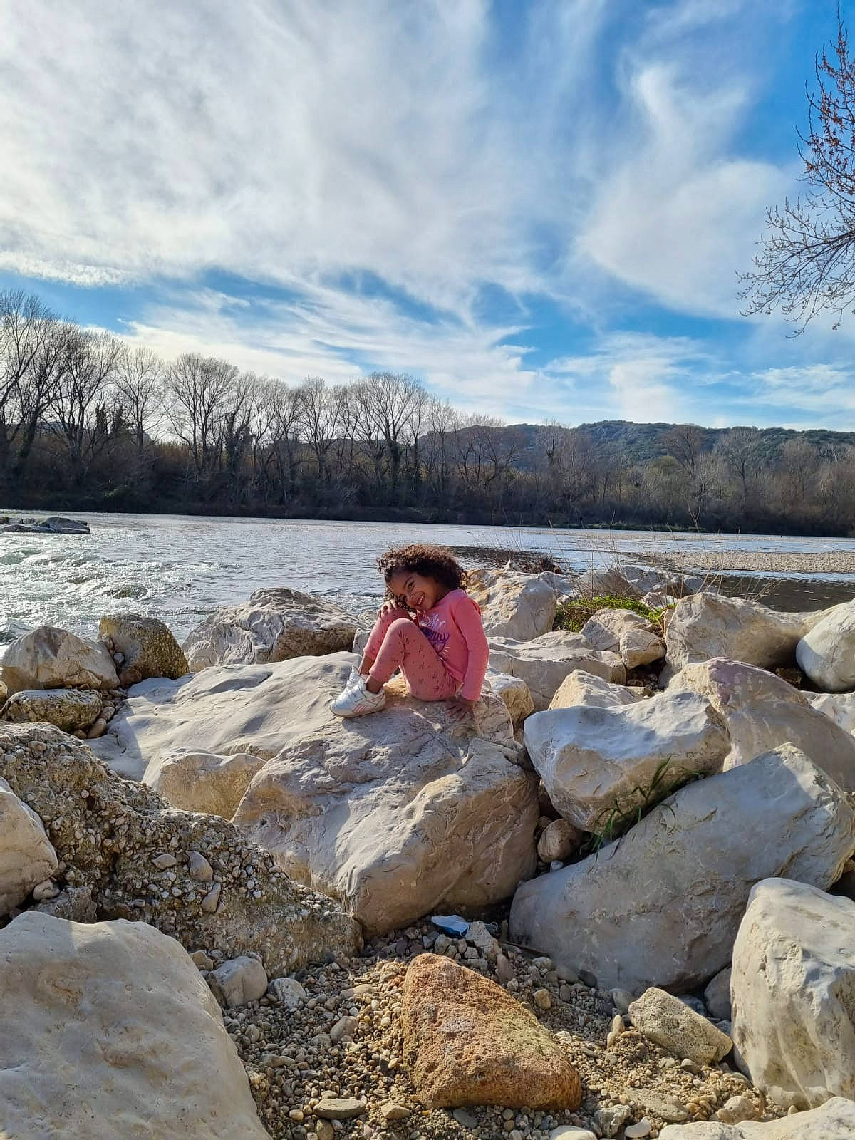 Isadora a rejoint le concours — aidez-le/la à gagner de superbes lots ! bank, bedrock, body_of_water, cloud, highland, hill, horizon, joy, landscape, leisure, mountainous_landforms, natural_landscape, people_in_nature, person, recreation, shore, sky, tree, water, water_resources