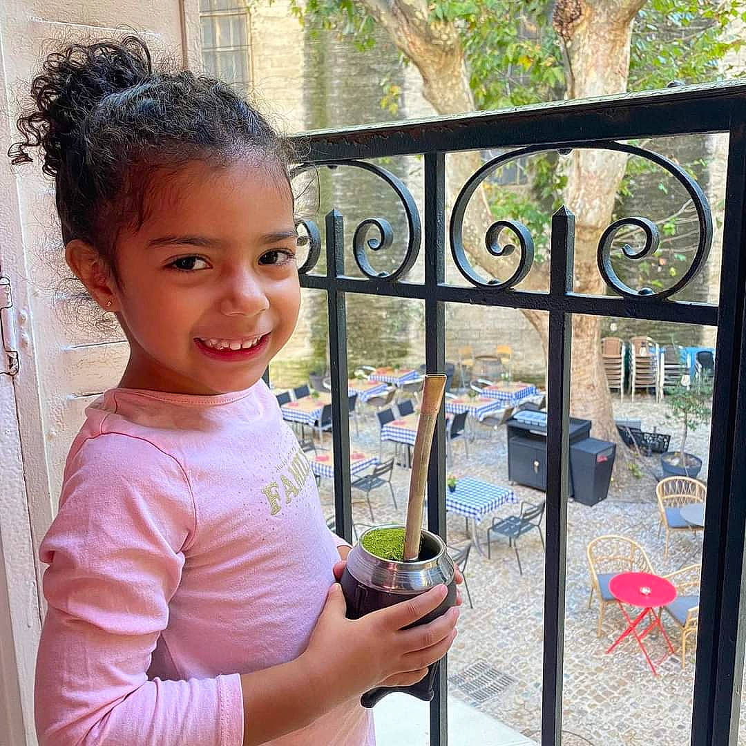 Isadora participe au concours pour gagner de l'argent avec cette photo : baby_products, chair, child, door, fence, glass, happy, joy, leisure, magenta, metal, person, plant, room, smile, t_shirt, toddler, travel, tree, vacation