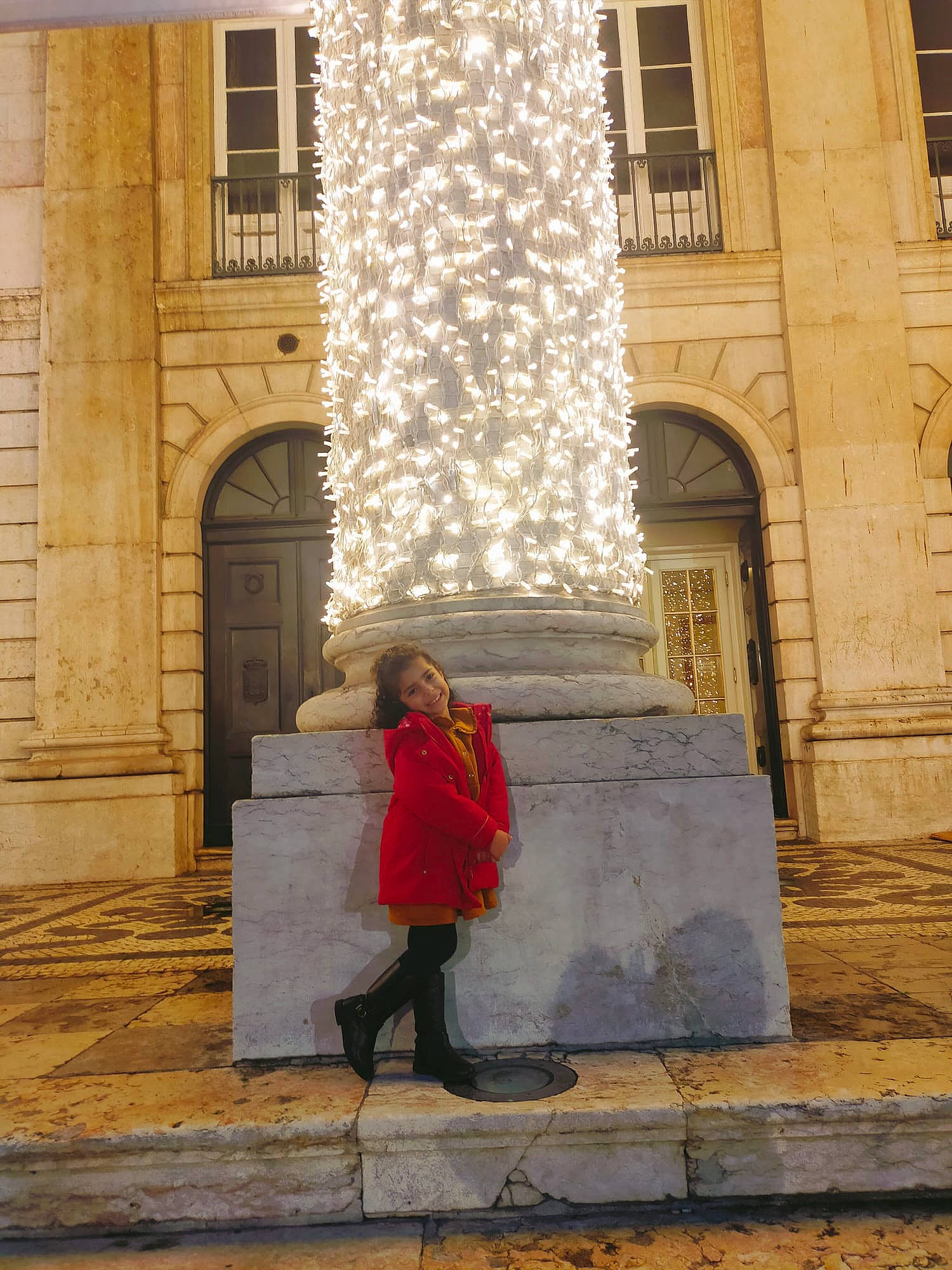 Isadora a rejoint le concours — aidez-le/la à gagner de superbes lots ! arch, architecture, building, city, column, daytime, facade, flooring, joy, landmark, lighting, pedestrian, person, plant, road_surface, shadow, street, temple, tints_and_shades, travel