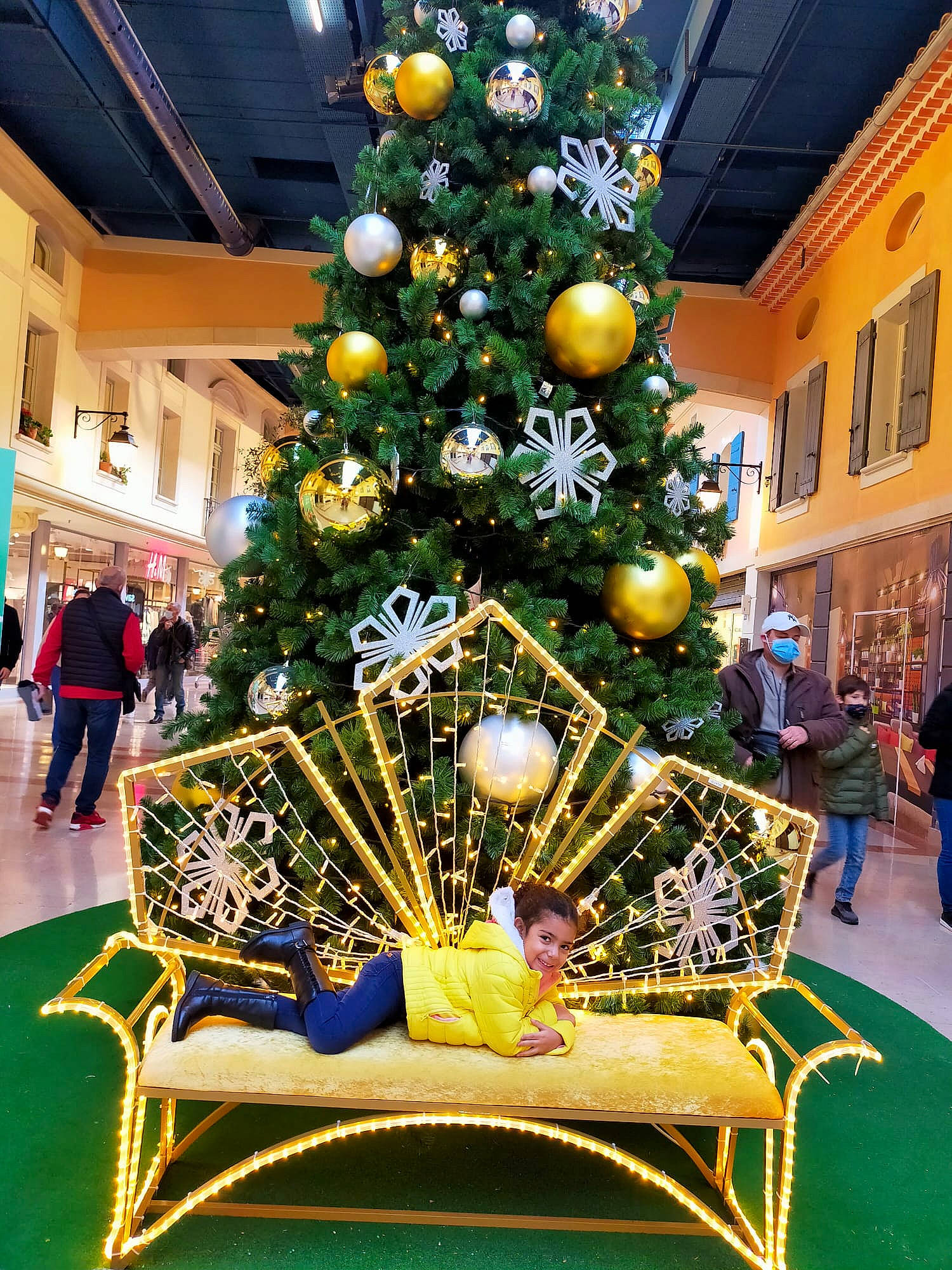 Isadora participe au concours pour gagner de l'argent avec cette photo : building, christmas, christmas_decoration, christmas_eve, christmas_ornament, christmas_tree, decoration, event, evergreen, green, holiday, holiday_ornament, interior_design, joy, light, lighting, ornament, person, plant, tree