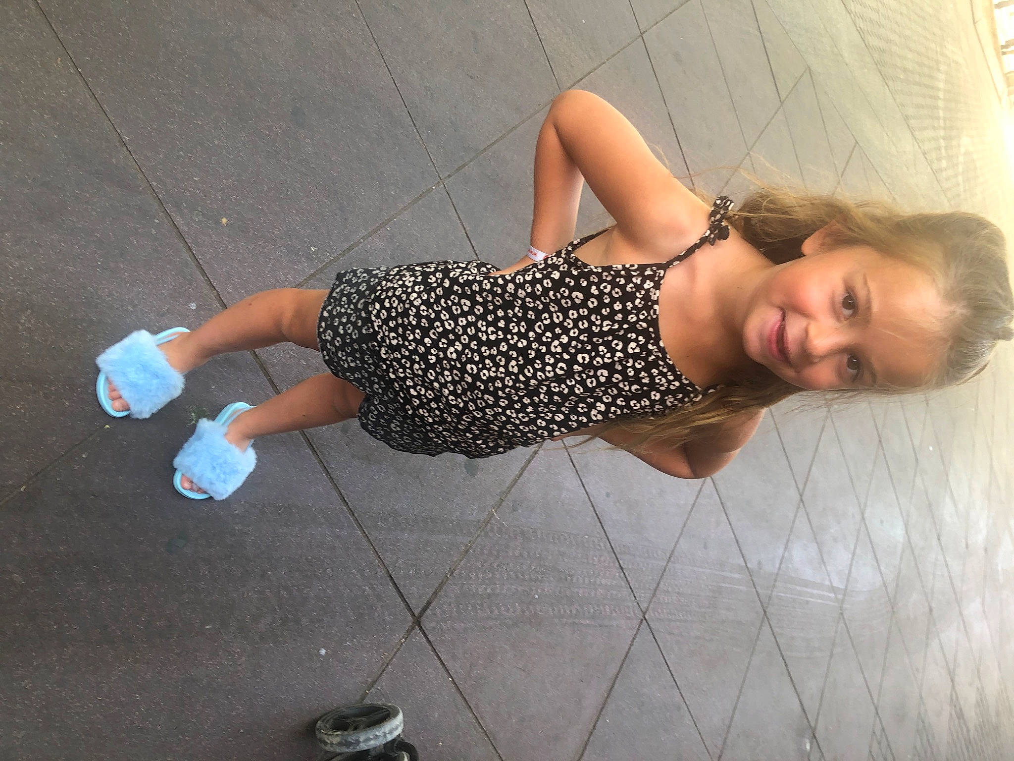 Melyne a rejoint le concours — aidez-le/la à gagner de superbes lots ! barefoot, calf, comfort, elbow, flash_photography, flooring, foot, fun, happy, human_leg, joint, joy, knee, pattern, person, sandal, shoulder, sitting, smile, thigh