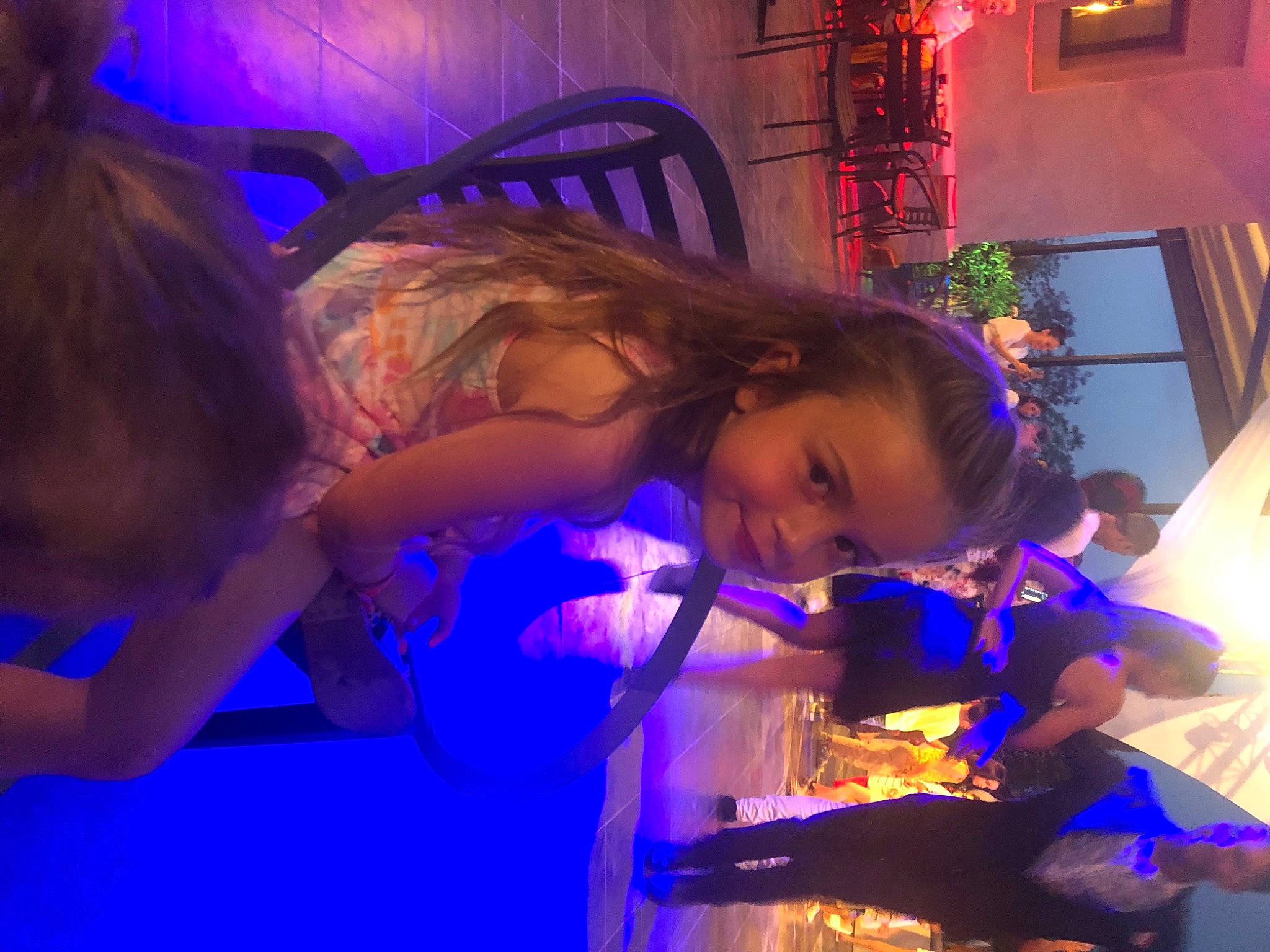 Melyne participe au concours pour gagner de l'argent avec cette photo : electric_blue, entertainment, event, fun, houseplant, leisure, magenta, night, party, performance, performance_art, performing_arts, person, plant, public_event, purple, room, toddler, tradition, tree