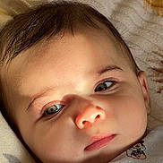 Ghali a rejoint le concours — aidez-le/la à gagner de superbes lots ! baby, infant, child, face, eyes, eyelashes, nose, lips, hair, portrait, close_up, onesie, mickey_mouse, blanket, soft_light, sunlight, shadow, skin, cute, adorable