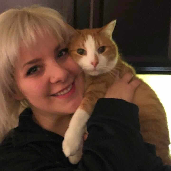 Jordy Weeldreyer is registered to the contest to win money with this photo: accessories, animal, blonde, bodypart, cat, clothing, coat, face, glasses, hair, head, jacket, kitten, mouth, person, pet, photography, portrait, selfie, teeth