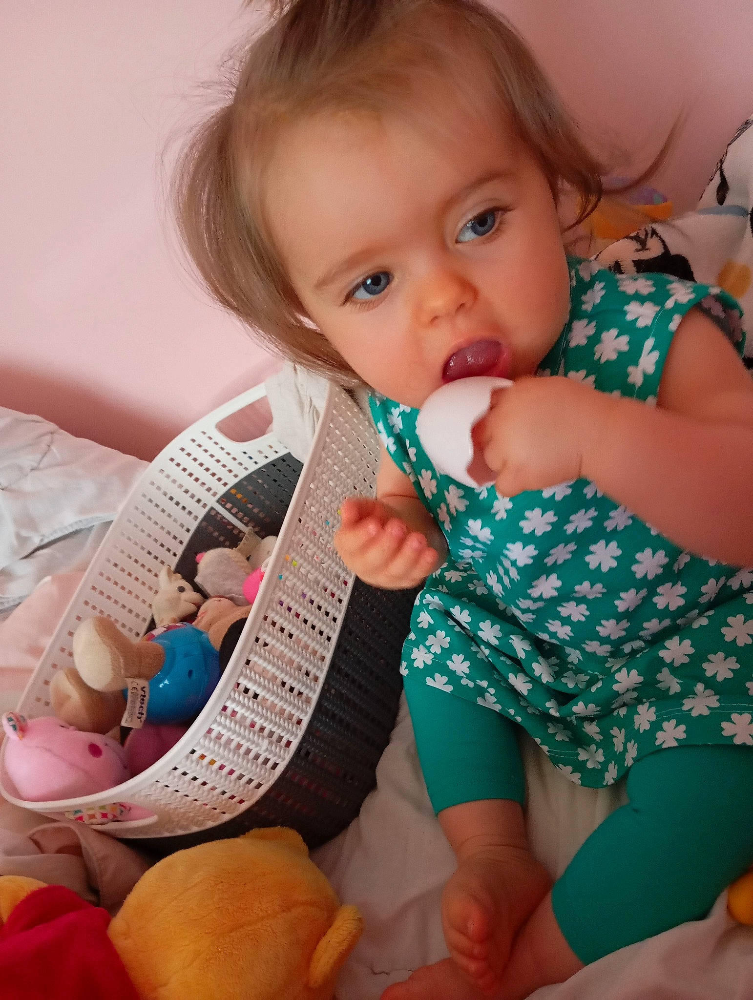 Yvanna participe au concours pour gagner de l'argent avec cette photo : arm, baby, baby_toddler_clothing, cheek, child, comfort, face, finger, gesture, hair, hand, happy, nail, pattern, person, product, skin, sleeve, textile, thumb